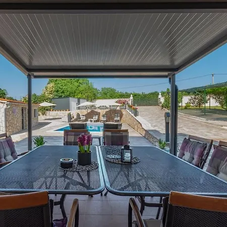 House Edo Вилла Лабин